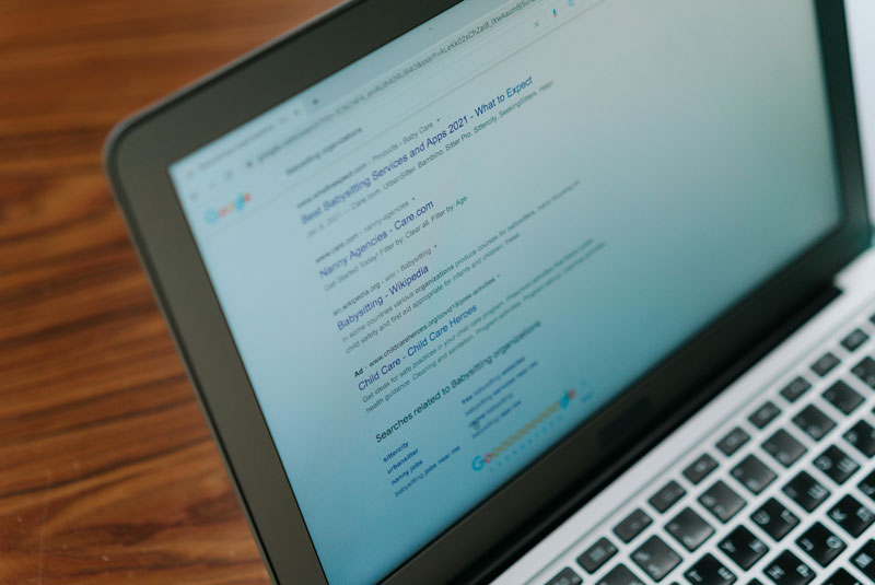 Laptop with Google search results for perform a complete SEO audit